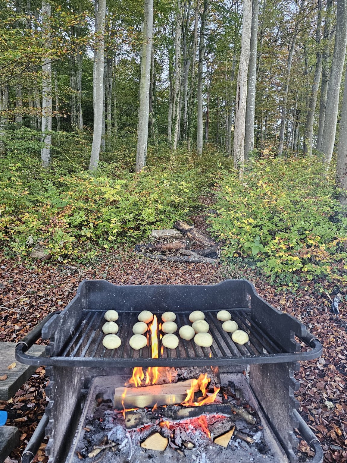 Znüni wird über dem Feuer auf dem Grill zubereitet