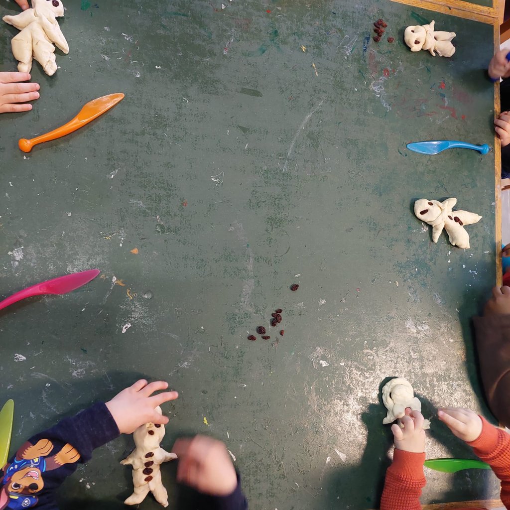 Kinder spielen mit kleinen Tierfiguren am Tisch