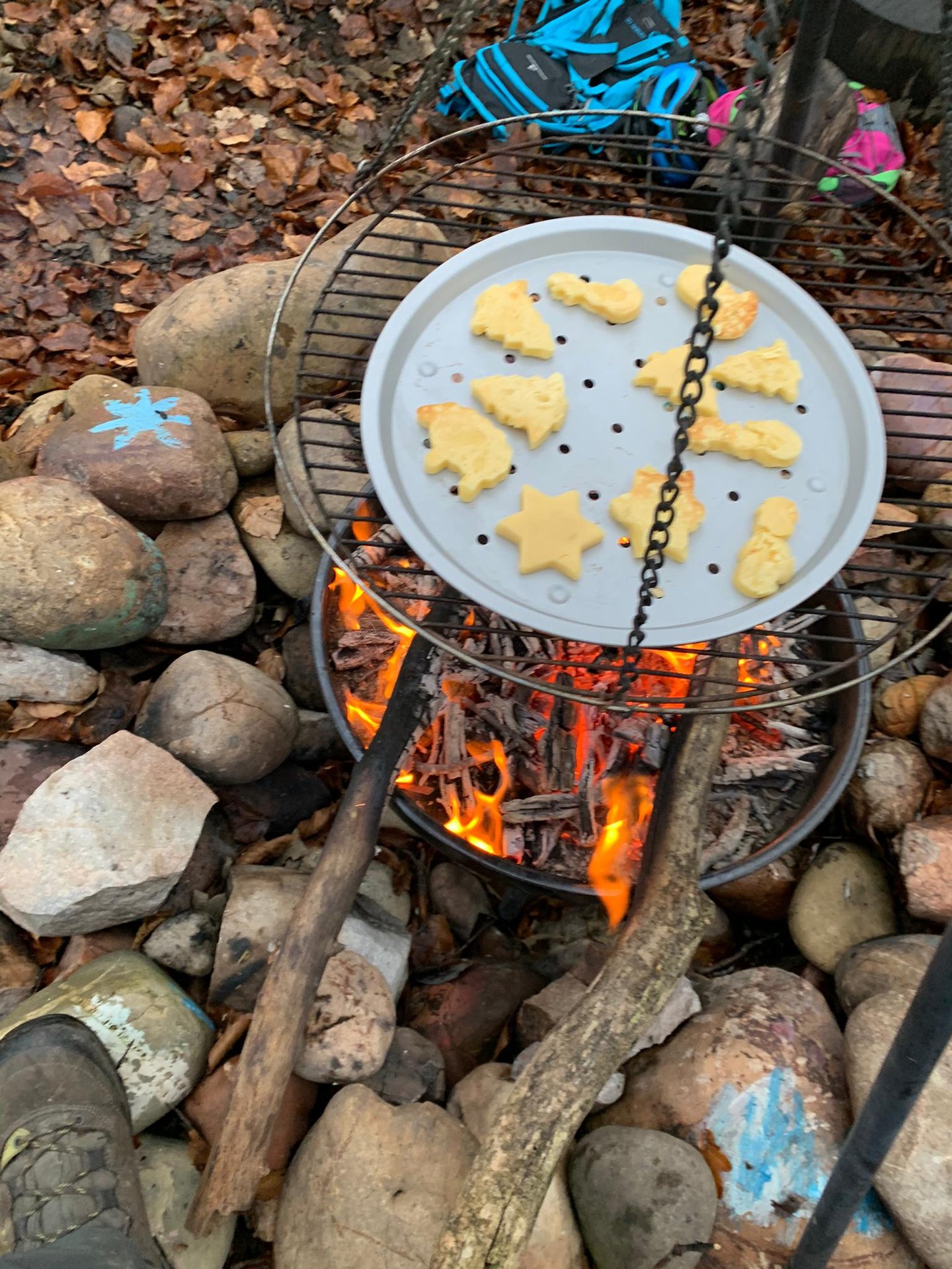 Sternförmige Guetzli backen auf dem Grill über dem Feuer