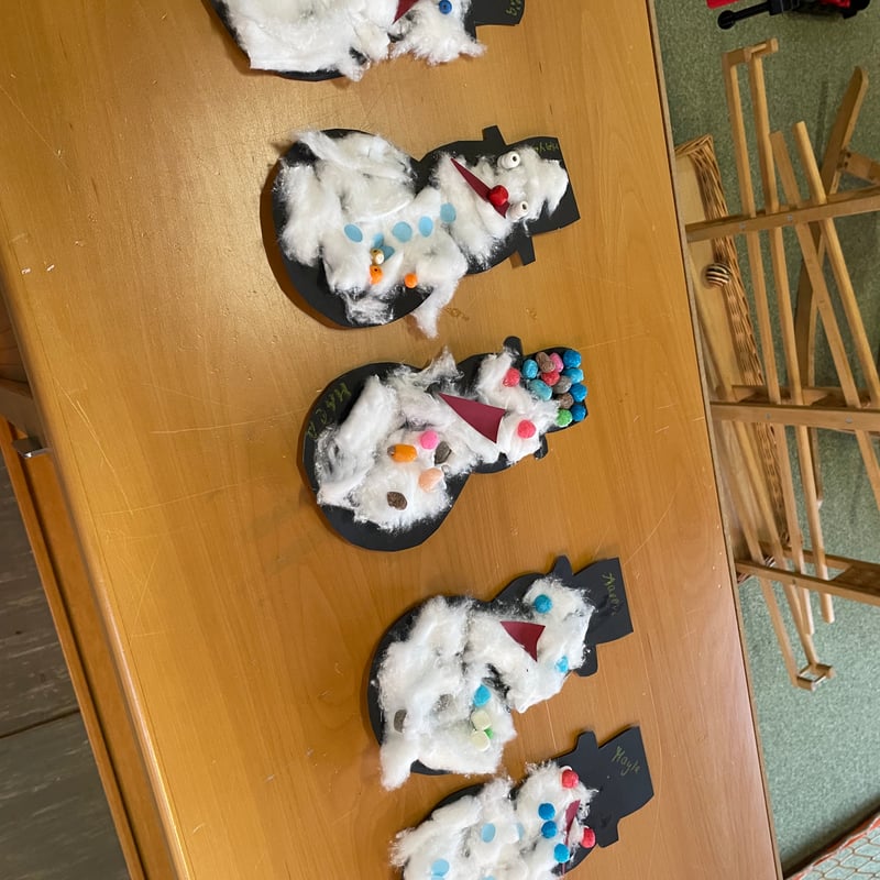 Gebastelte Schneemänner aus Watte und Knöpfen