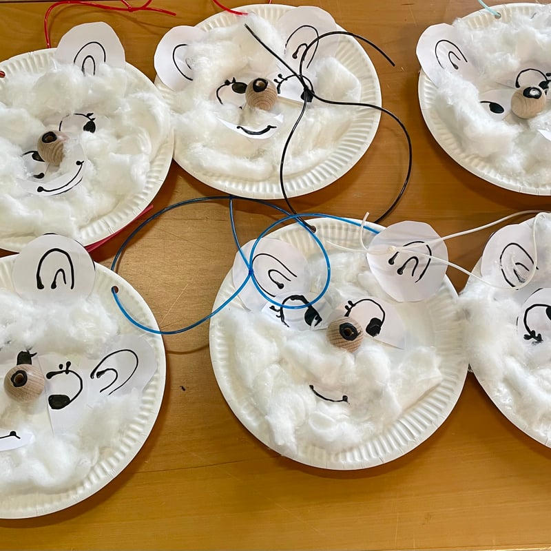 Gebastelte Eisbären aus Papptellern und Watte